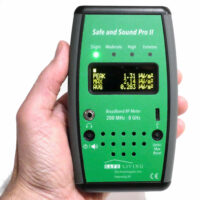 Détecteur, mesureur et analyseur d'ondes électromagnétiques radiofréquences SAFE AND SOUND PRO II de la marque SAFE AND LIVING TECHNOLOGIE permettant de connaitre avec précision votre niveau d'exposition aux rayonnements et l'électromagnétisme émis par la 5G, 4G, 3G, 2G, les réseaux et appareils fonctionnant en WIFI, les objets connectés en Bluetooth, les téléphones sans fils DECT, les smartphones, les tablettes et tout autre appareil fonctionnant avec une technologie sans fil