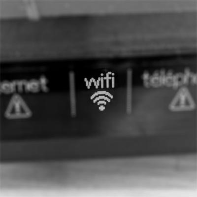 WIFI activé sur une livebox. Le WI-FI est le mode connexion à internet le plus polluant et générant le plus d'ondes électromagnétiques radiofréquences.